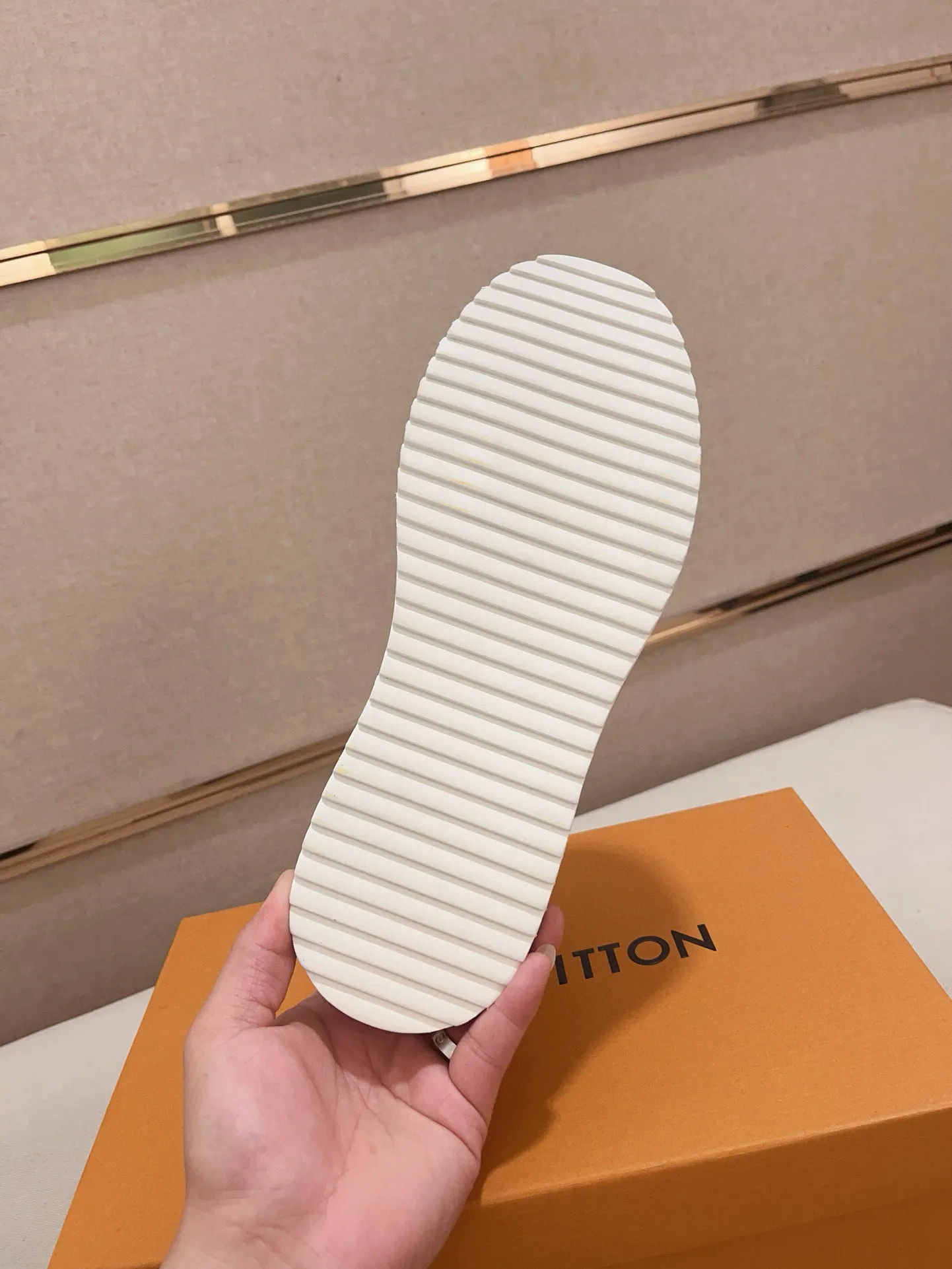 Men's shoes💰 400💰Louis Vuitton (Louis Vuitton/LV) top 🔍🔍 new models are on sale at the same time, the upper 🇮🇹 imported first-layer cowhide from Italy, fully imported sheepskin lining 💪💪, completely 1⃣️ to 1 ⃣️Re-engraved🇮🇹💪💪, ⚠Sole: The original sole is specially provided by the original factory, the exclusive movable molded sole is super comfortable, ⚠The original factory follows the order, 🔍🔍high quality, you can enter and exit the counter at will, welcome to compare⚠. Code number: 38-44. Can be customized for 45 non-refundable!